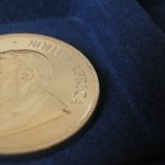 Krügerrand-Goldmünze-blau