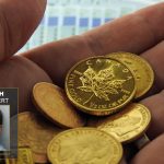 Goldmünzen-in-der Hand