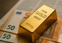 EZB stoppt Zinssenkungen – Lagarde sieht „Abwartephase“ wegen Zollrisiken Goldbarren auf Euro-Banknoten – Symbol für Währungsrisiken und Zins-Effekt