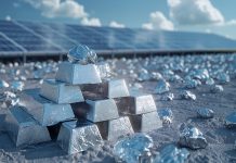 Edelmetall vor Solarpanel – Symbolbild für den steigenden Silberpreis steigende ETF-Zuflüsse