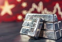 Platin-Barren auf Börsentafel mit China-Symbol – Symbolbild für steigende Nachfrage