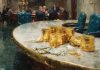 Gold-Sprung nach Jackson Hole – Symbolbild mit Goldmünzen und US-Dollar-Scheinen