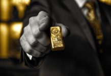 Hand mit Goldbarren als Symbol für Gold als Krisenschutz und Wertstabilität