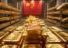 Goldbarren in chinesischem Tresorraum vor Nationalflagge (Symbolbild) – China erhöht Goldreserven, Wert über 300 Milliarden USD.