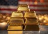 Goldpreis: Rekord über 4.500 USD – Showdown an der COMEX Goldpreis auf Rekordhoch: Goldbarren vor US-Flagge mit Fokus auf COMEX