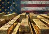 Goldpreis testet Rekordhoch – Entscheidende Phase im Futures-Handel Goldpreis nahe Rekordhoch: Goldbarren vor US-Flagge symbolisieren den US-Futures-Markt