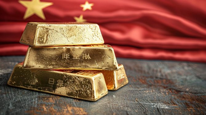 Goldpreis China unter Europa-Spotkurs – negativer SGE-Spread signalisiert gedämpfte Nachfrage Goldbarren vor chinesischer Flagge – Goldpreis in China unter Europa-Kurs
