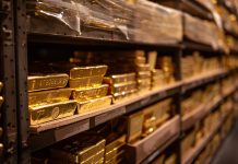 Goldbarren in Lagerregalen: Physische Bestände an der COMEX stabil, anhaltende Marktstärke nach dem Rekordhoch beim Goldpreis