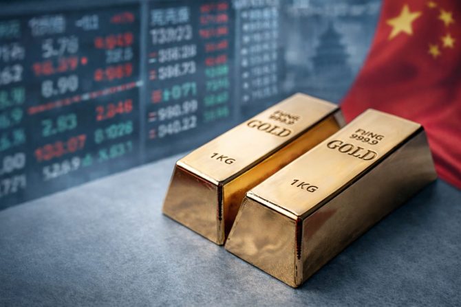 Goldpreis in China: Goldbarren vor China-Flagge symbolisieren den China-Spread an der Shanghai Gold Exchange Goldbarren vor Börsentafel: China-Aufschlag beim Goldpreis schrumpft