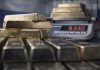Russlands Goldreserven sinken – Goldbarren auf Waage