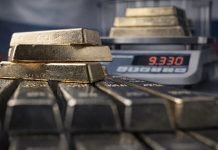 Russland verkauft Gold – Droht Gegenwind für den Goldpreis? Russlands Goldreserven sinken – Goldbarren auf Waage