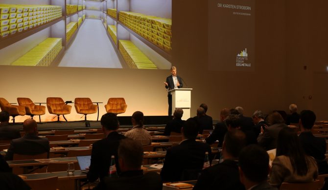 ZukunftsForum Edelmetalle 2026: Am ersten Konferenztag stand Gold im Fokus. Tag 2 war vor allem Weißmetallen und Rohstoffmärkten gewidmet. ZukunftsForum Edelmetalle 2026: Am ersten Konferenztag stand Gold im Fokus. Tag 2 war vor allem Weißmetallen und Rohstoffmärkten gewidmet.