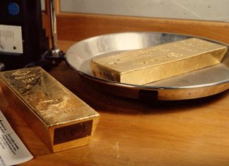 Goldbarren auf einer Waage im Prüfbereich der Bundesbank