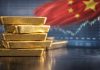 Gold in China mit Abschlag gehandelt, Silber-Aufschlag steigt Goldpreis China: Goldbarren im Vordergrund, China-Flagge unscharf im Hintergrund – SGE-Spread bleibt negativ