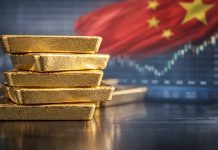 Goldpreis China: Goldbarren im Vordergrund, China-Flagge unscharf im Hintergrund – SGE-Spread bleibt negativ
