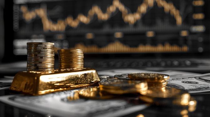 Goldpreis unter Druck: Goldbarren und Münzen vor Kurschart Goldpreis unter Druck: Goldbarren und Münzen vor Kurschart